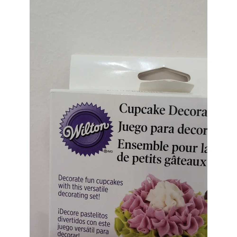 Wilton 12‎ Piece Cupcake Frosting Cake Cookie Decorating Set Kit Tips Bags NEW